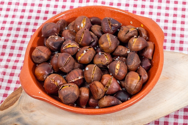 Plat traditionnel portugais de châtaignes grillées