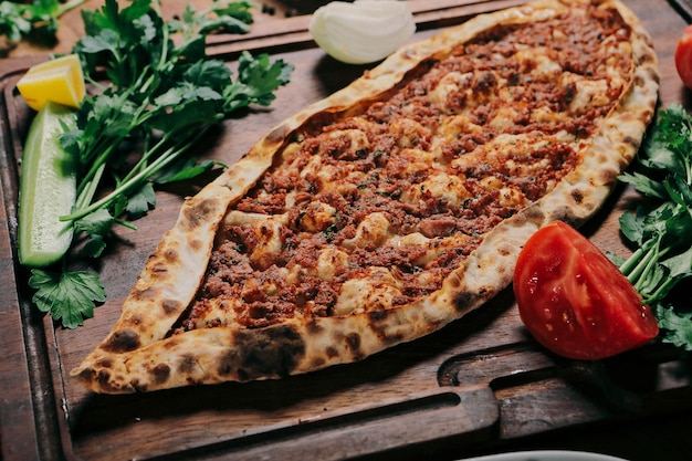 Plat traditionnel turc cuit au four pide pizza turque pide apéritifs du Moyen-Orient cuisine turque