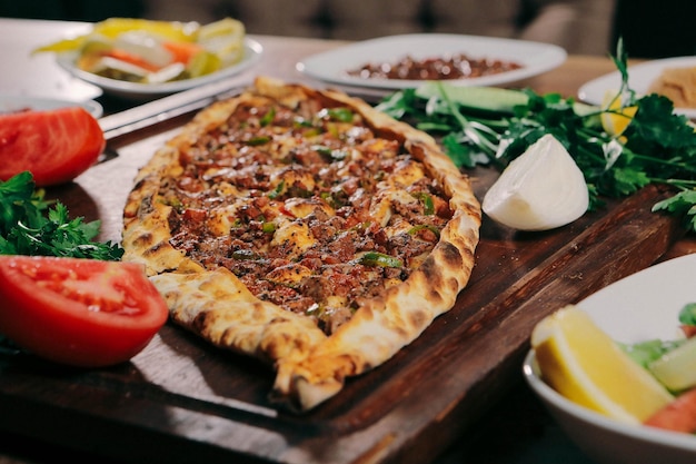 Plat traditionnel turc cuit au four pide pizza turque pide apéritifs du Moyen-Orient cuisine turque