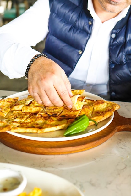 Plat traditionnel turc cuit au four pide pizza turque pide apéritifs du Moyen-Orient cuisine turque