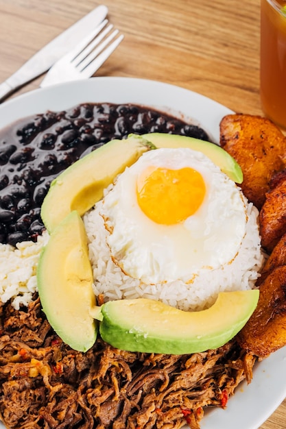 Photo plat typique d'amérique latine fait maison pabellon criollo nourriture vénézuélienne et colombienne