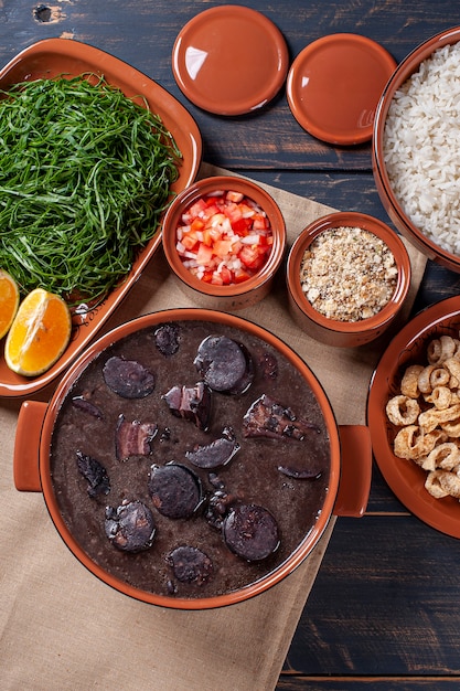 Plat typique brésilien appelé Feijoada. Fait avec des haricots noirs, du porc et des saucisses. Vue de dessus