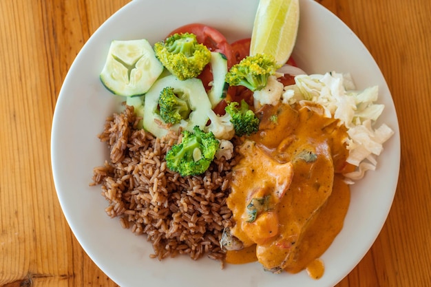 Plat typique des Caraïbes avec du poisson. Cuisine caribéenne