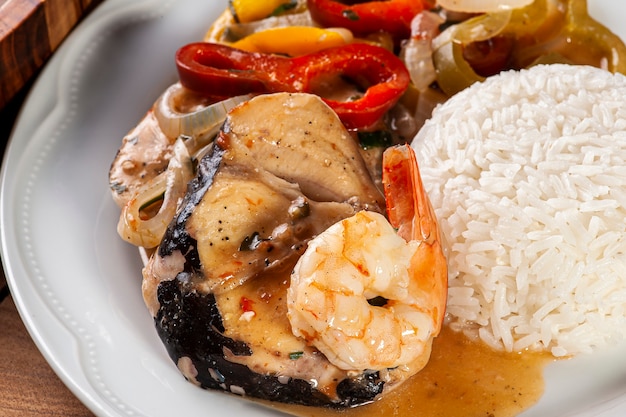 Photo plat typique de la cuisine brésilienne appelé moqueca de peixe com camarãƒâ £ o