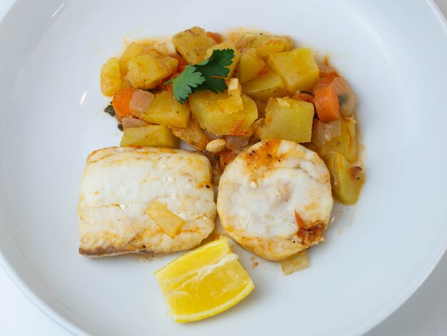 Plat typique d'Espagne de ragoût de merlu avec pommes de terre et carottes