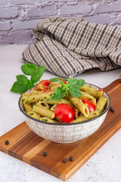 Plat typiquement italien de pâtes fusilli de blé entier avec pesto génois et tomates cerises