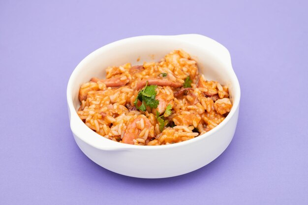Photo un plat typiquement portugais, du riz avec du poulpe dans un bol.