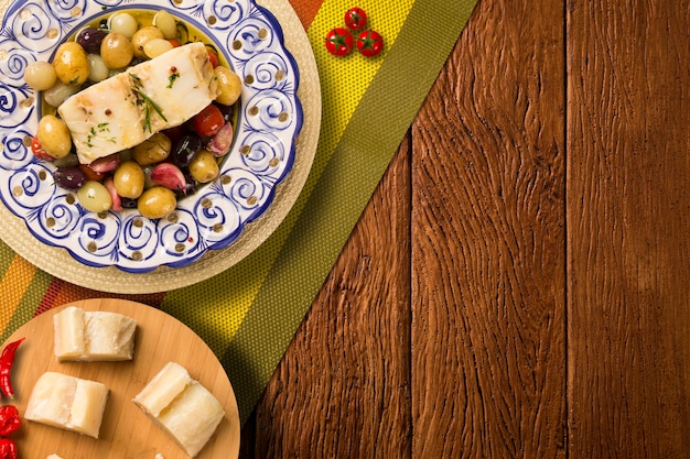 Un plat typiquement portugais avec de la morue appelé Bacalhau do Porto dans une assiette portugaise originale vue d'en haut.