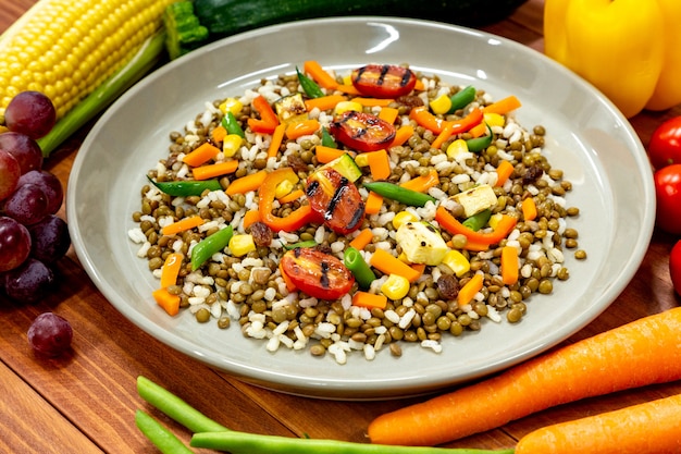 Plat végétalien avec beaucoup de légumes frais