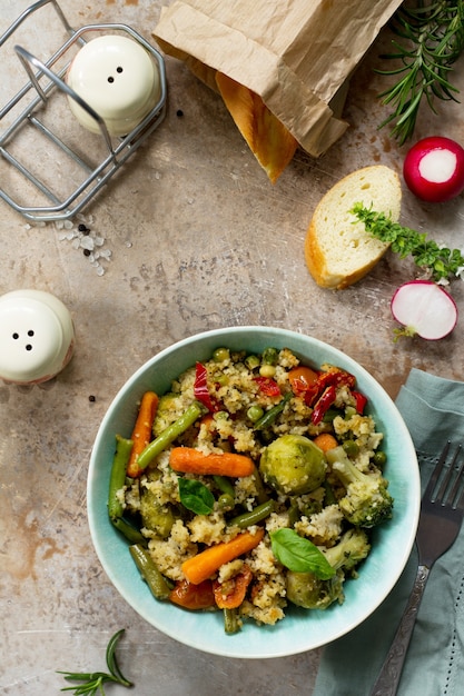 Plat végétalien diététique sain couscous et légumes haricots verts brus