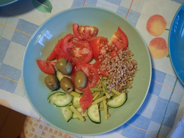 Plat végétalien de salade mixte