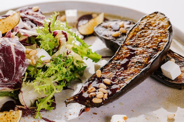 Plat végétarien d'aubergines grillées aux herbes de légumes et sauce