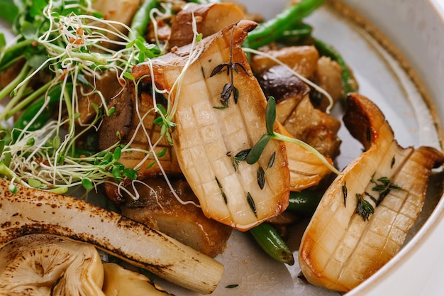 Plat végétarien de courgettes et légumes bouillis