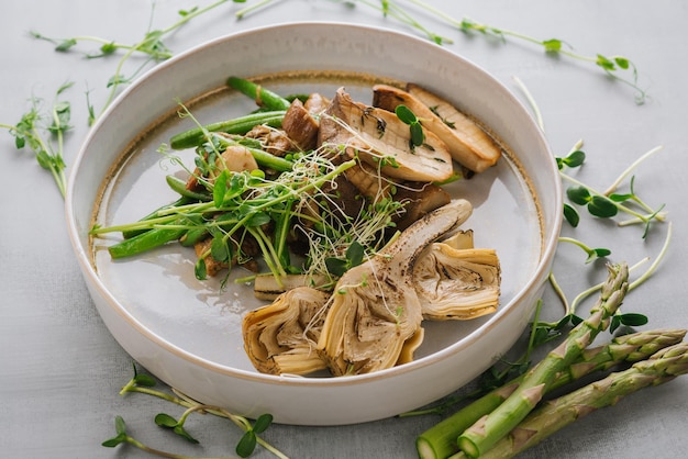 Plat végétarien de courgettes et légumes bouillis