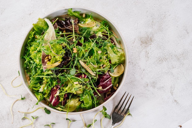 Plat végétarien avec salade de légumes verts aliments sains