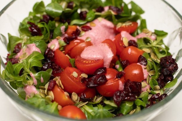 Plat végétarien salade saine.