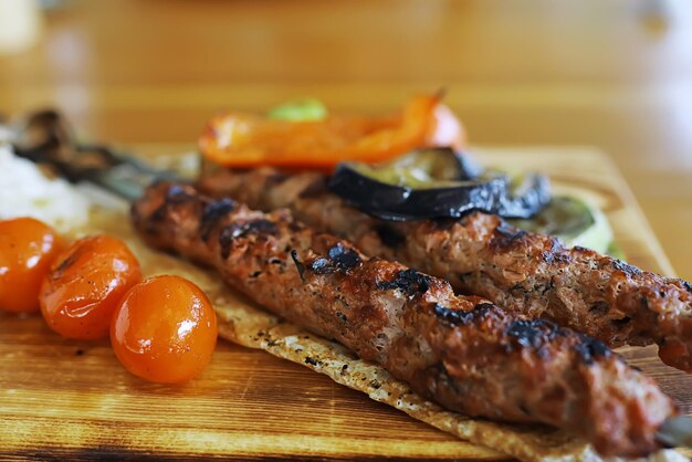 Un plat de viande dans un restaurant