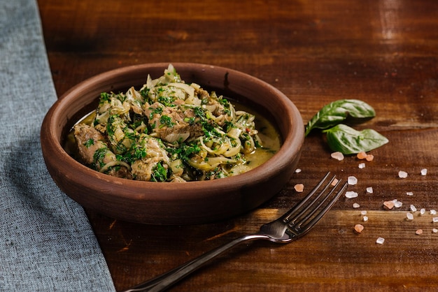 Plat de viande hachée avec sauce et herbes sur le fond en bois