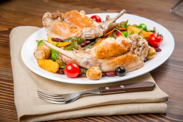 Plat de viande de lapin aux légumes