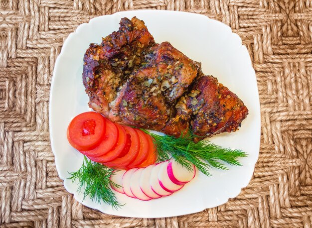 Plat de viande avec légumes et herbes. Vue d'en-haut