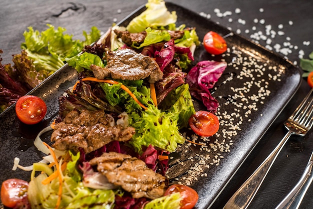 Un plat de viande avec des légumes