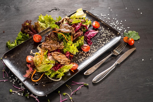 Un plat de viande avec des légumes