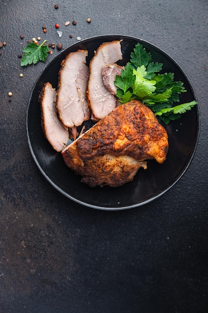 plat de viande de porc au four portion fraîche diététique repas sain régime alimentaire nature morte collation sur la table