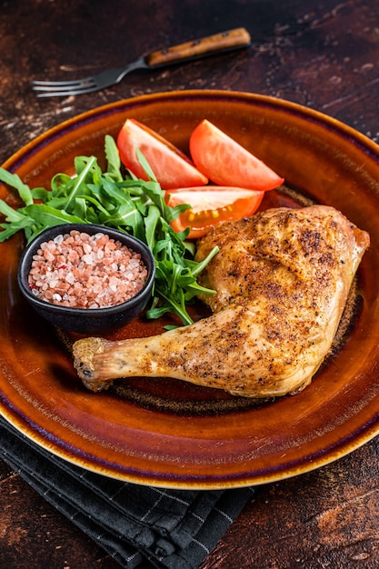 Plat de volaille - cuisses de poulet rôties avec salade de légumes