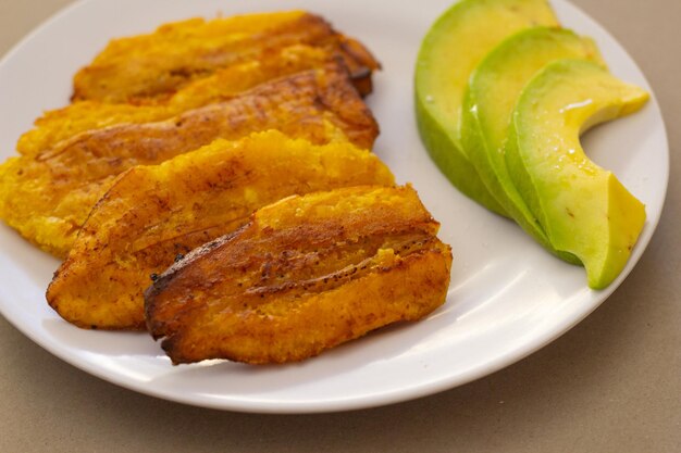 Plátanos fritos con aguacate, comida dominicana, comida de buffet, menú en casa, vista cerrada