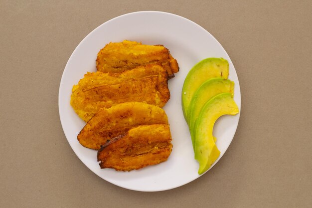 Plátanos fritos con aguacate, comida dominicana, comida de buffet, menú en casa, vista superior.