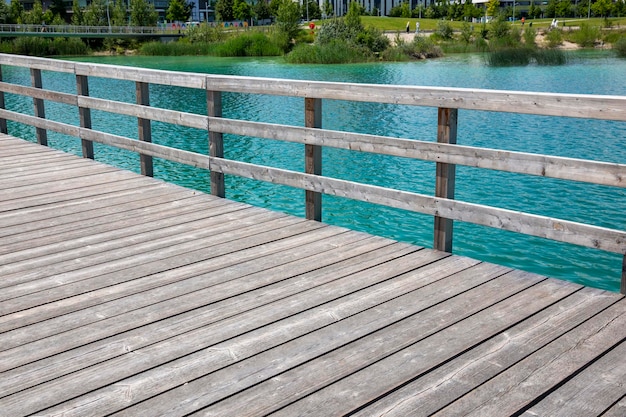 Plate-forme en bois et clôture au bord de la rivière