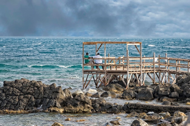 Plate-forme en bois sur la mer