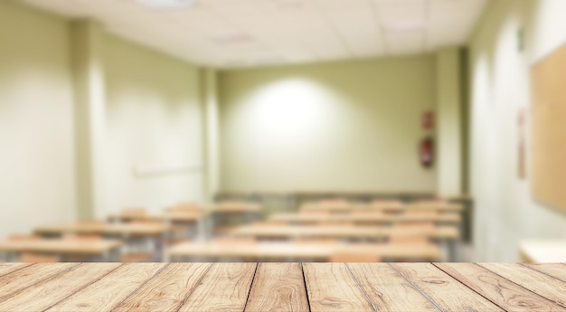 Plate-forme d'espace de bureau en bois vide avec fond de classe d'école pour l'affichage du produit