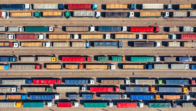 Plate-forme d'expédition de céréales Une flotte massive de camions au port ukrainien