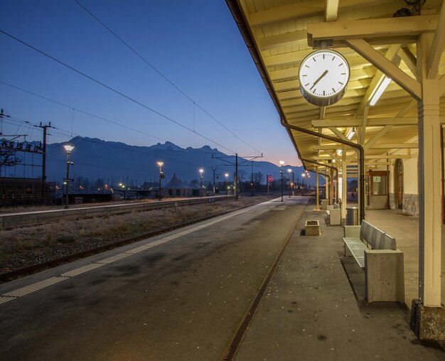 La plate-forme de la gare contre les montagnes et le ciel