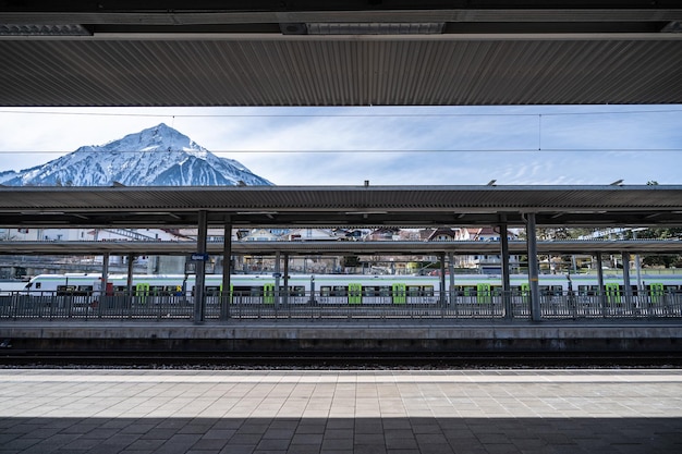 Plate-forme à la gare avec fond de montagne enneigée Suisse