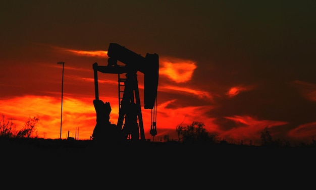 Photo une plate-forme pétrolière sur un champ contre le ciel