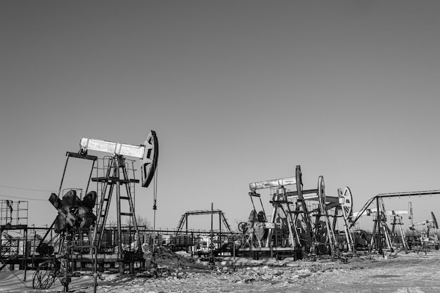 Plate-forme de pompe à huile. Production de pétrole et de gaz. Site de gisement de pétrole. Pump Jack fonctionnent. Derricks de forage pour la production de combustibles fossiles et la production de pétrole brut. Guerre sur les prix du pétrole. Crise mondiale du coronavirus COVID 19.