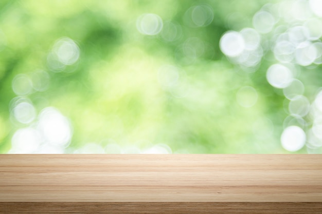 Plate-forme de table en bois vide et bokeh la nuit.