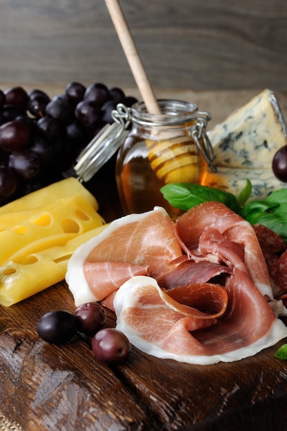 Plateau d'antipasti sur une surface en bois