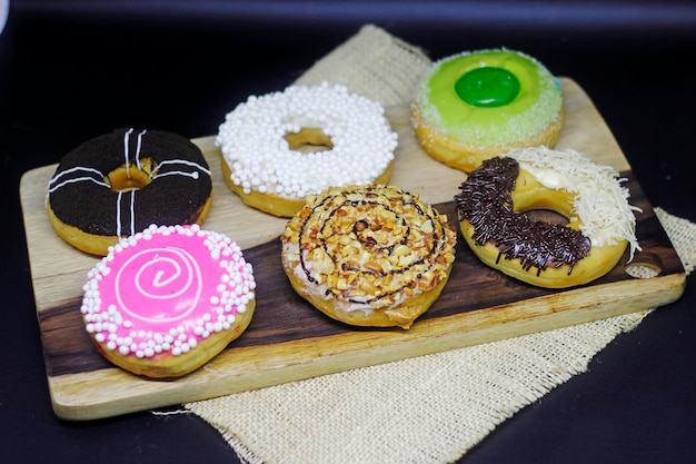 Un plateau de beignets avec différentes saveurs et l'un d'eux a un certain nombre de saveurs différentes.