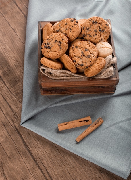 Plateau à biscuits avec bâtonnets de connamon