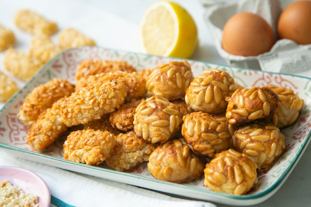 Un plateau de biscuits avec un citron sur le côté