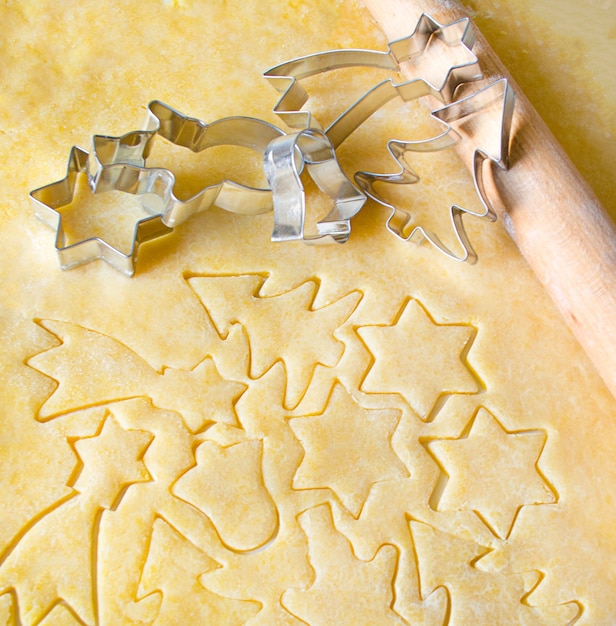 Plateau De Biscuits étoilés, Arbre Et Bonhomme De Neige Cuits Au Four. Composition De Noël.