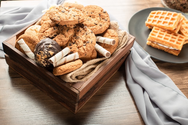 Plateau à biscuits avec des gaufres sur une soucoupe noire