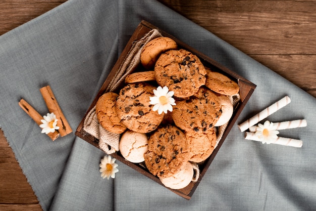 Plateau à biscuits sur nappe bleue