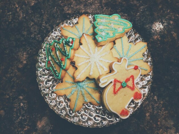 Photo un plateau de biscuits de noël