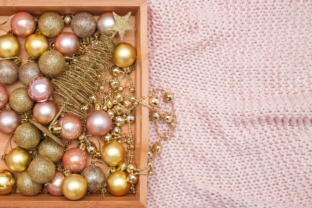Plateau en bois avec décorations de Noël sur plaid rose tricoté chaud. Noël ou nouvel an.