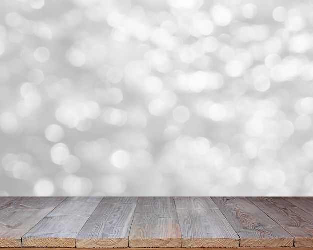 Plateau en bois sur fond abstrait bokeh blanc brillant