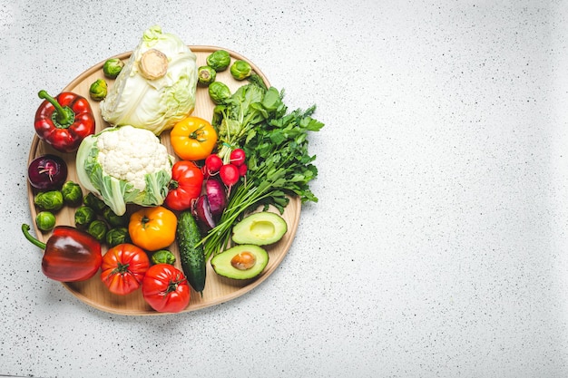 Plateau en bois rustique avec sélection de légumes frais et